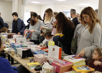 Personnes qui consultent un stand de livre