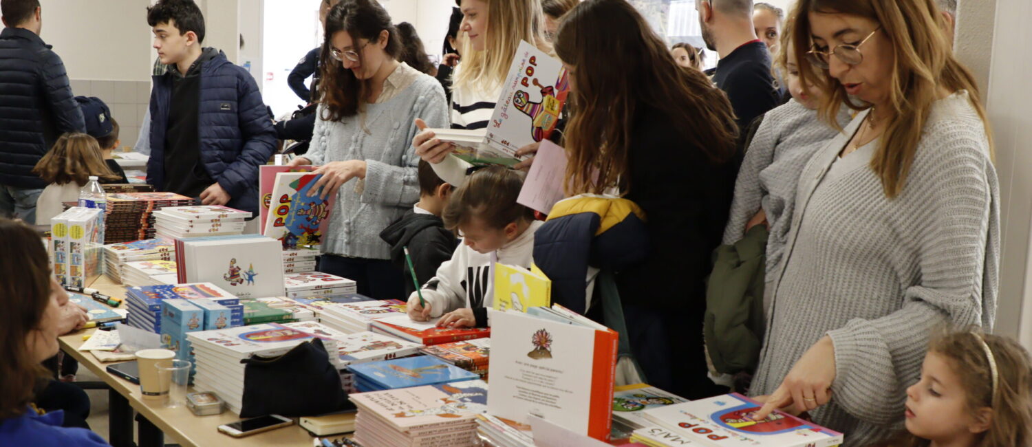 Personnes qui consultent un stand de livre