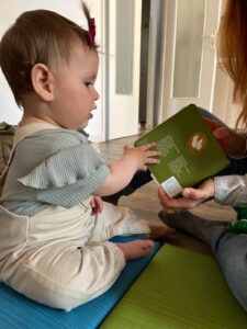 Bébé avec un livre