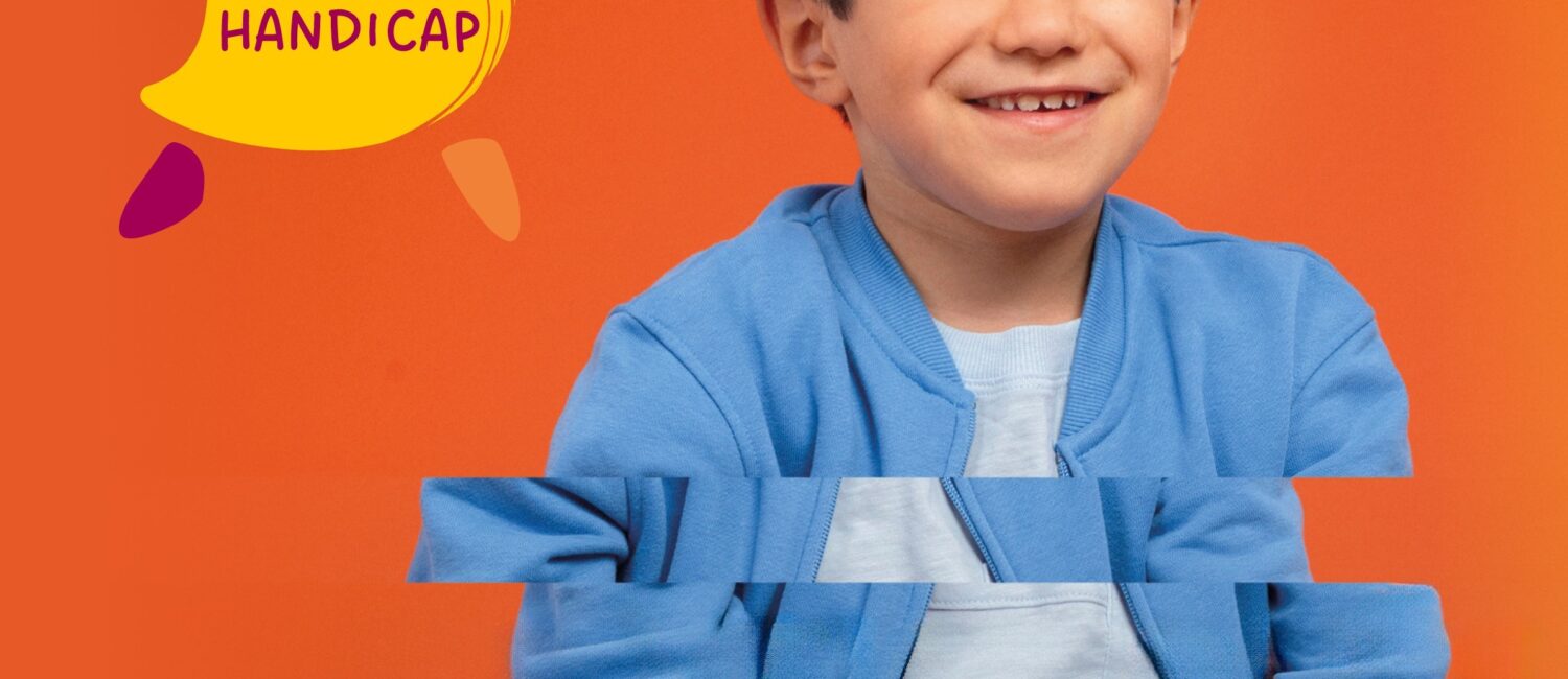 Enfant avec gilet bleu