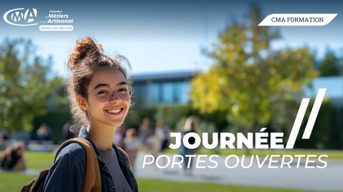 Jeune étudiante souriante