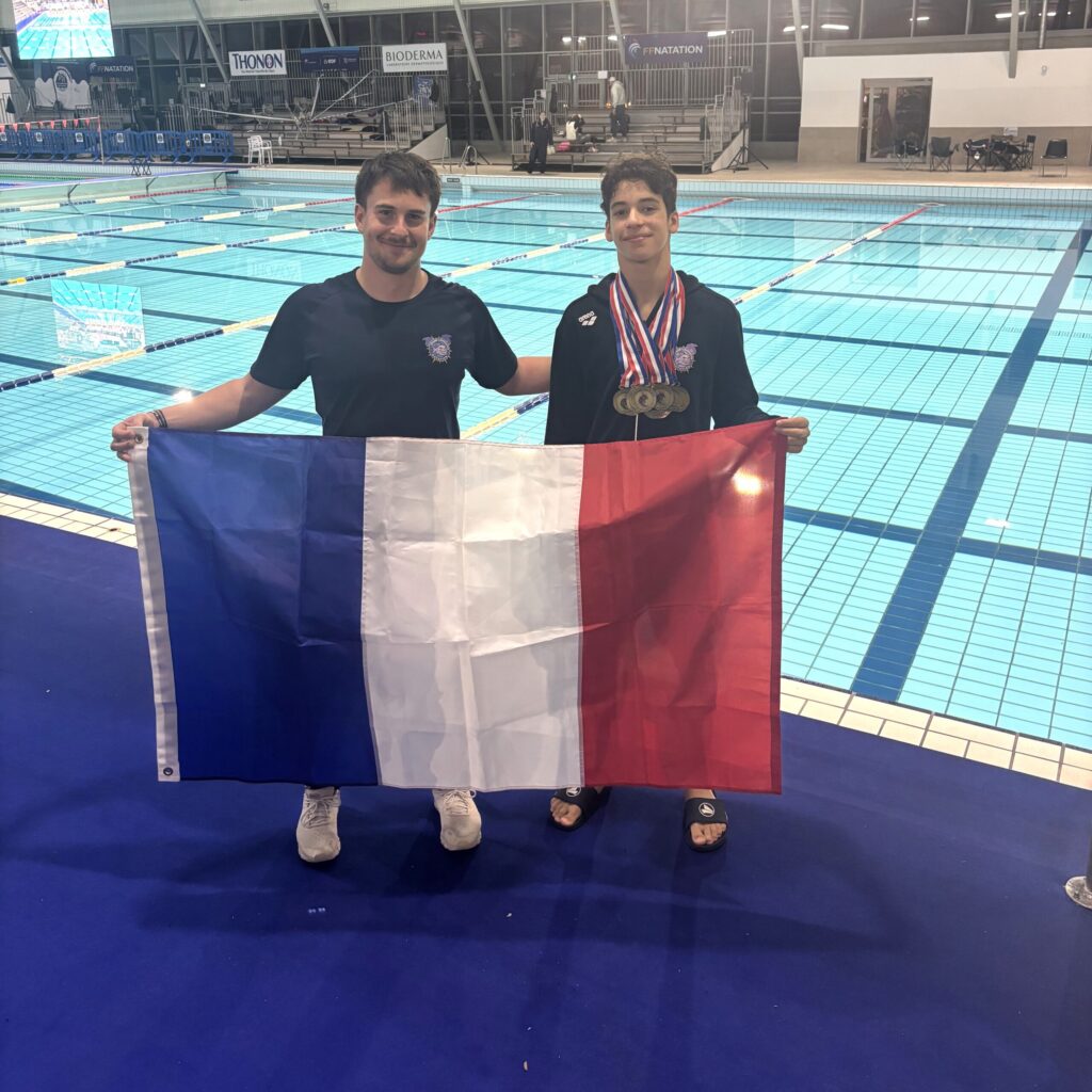 Noé Roda Amier et son entraîneur aux championnats de France de natation.