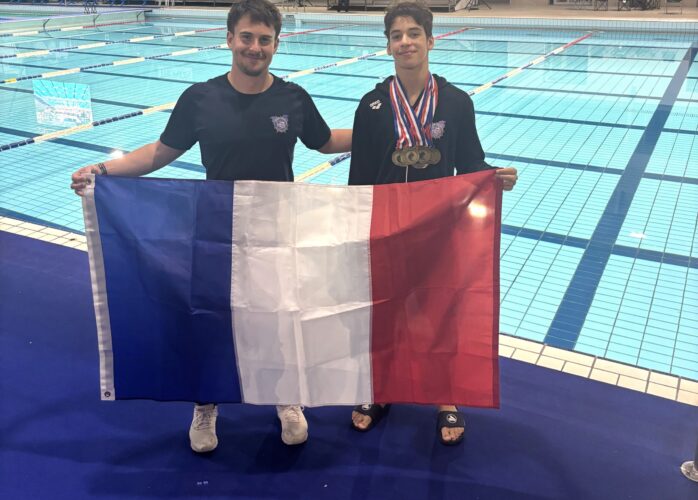 Noé Roda Amier et son entraîneur aux championnats de France de natation.