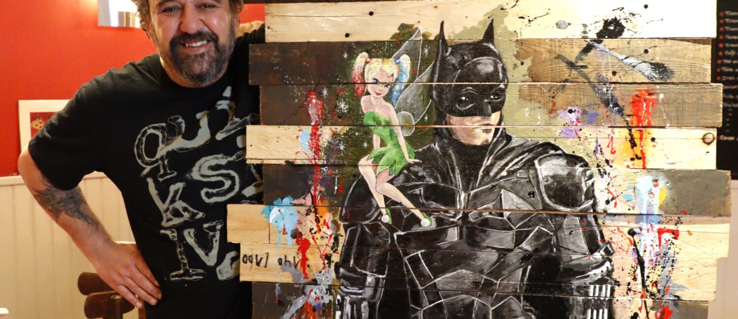 L'artiste laurentin Christophe Peregrin, alias Pedro, devant une de ses œuvres.