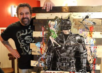 L'artiste laurentin Christophe Peregrin, alias Pedro, devant une de ses œuvres.