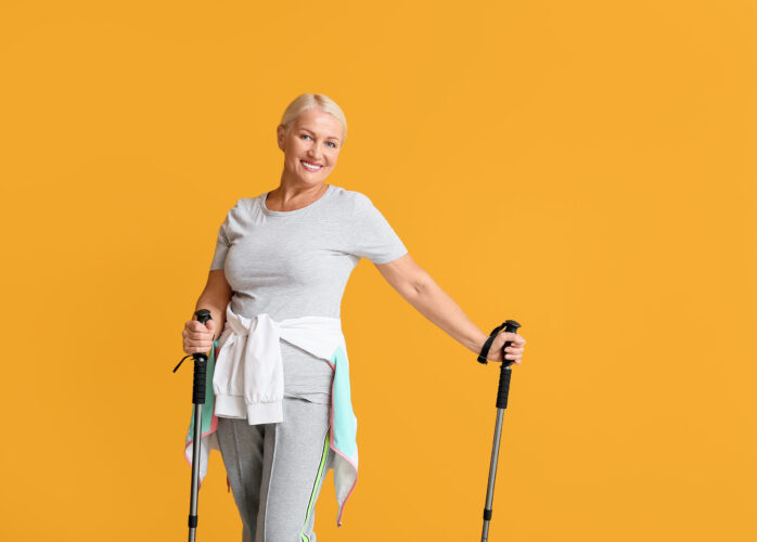 Femme senior pratique la marche sportive.