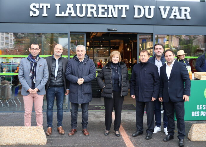 Elus et équipe magasin devant l'enseigne Fresh