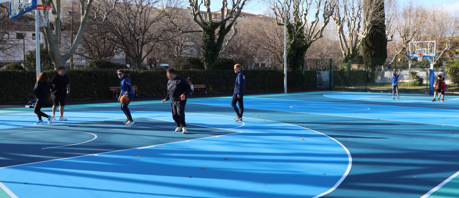 Pratique du basket en libre accès sur le nouveau terrain de basket 3X3 du complexe Layet.