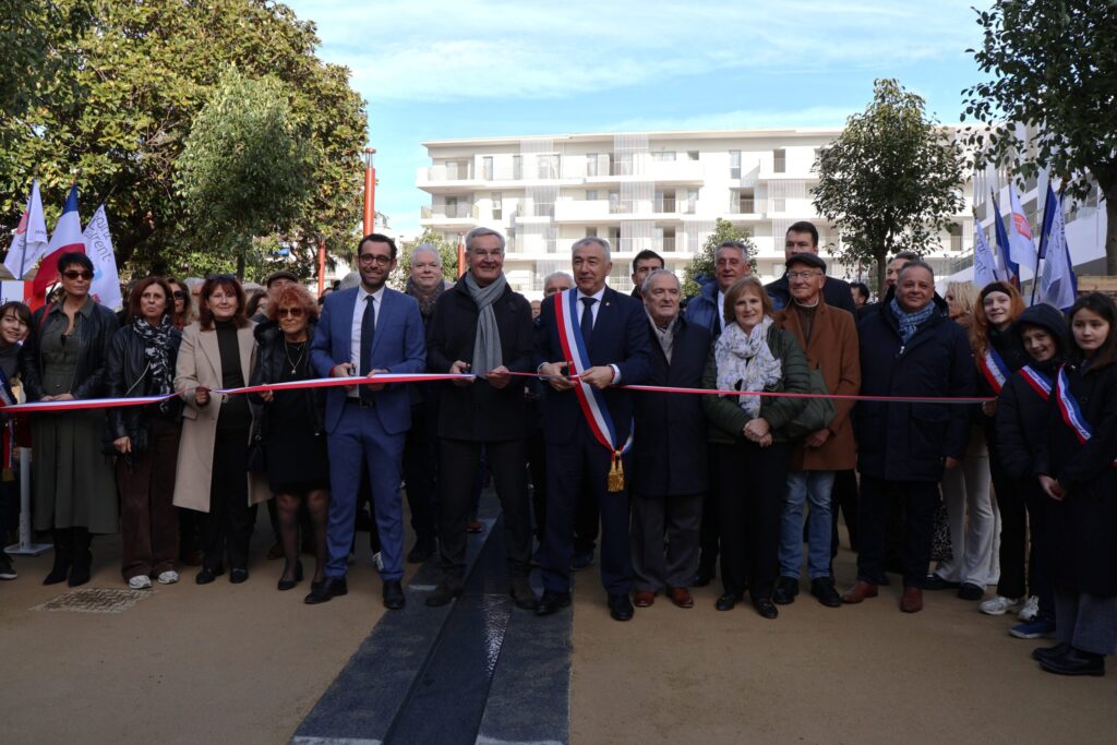 Elus devant ruban tricolore pour inauguration du Square Bènes