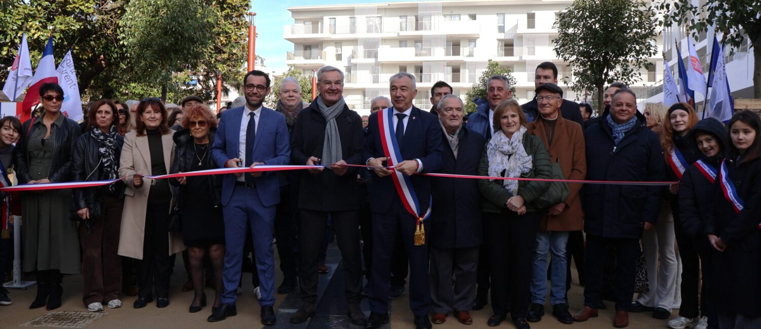 Elus devant ruban tricolore pour inauguration du Square Bènes