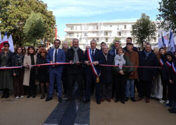 Elus devant ruban tricolore pour inauguration du Square Bènes