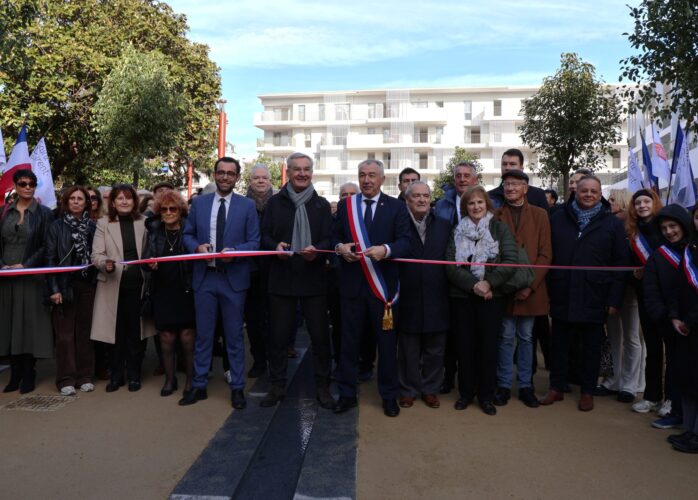 Elus devant ruban tricolore pour inauguration du Square Bènes
