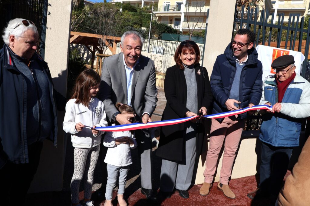 Inauguration du square Franquin, en présence du maire et des élus.