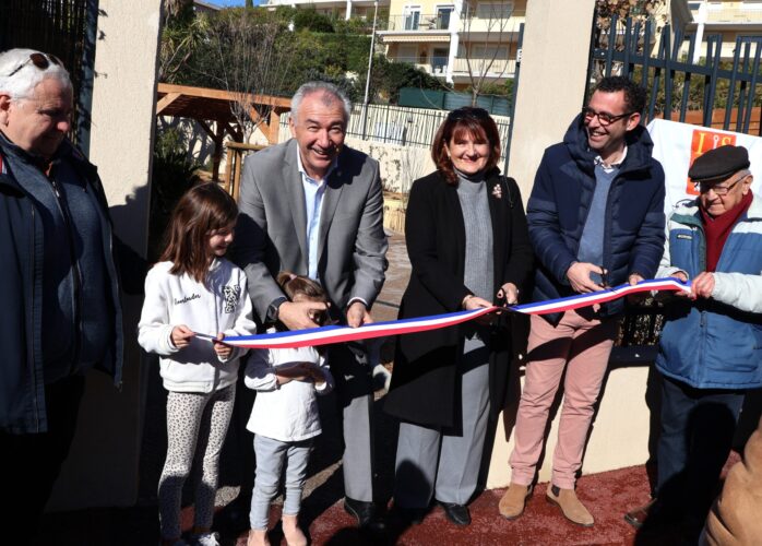 Inauguration du square Franquin, en présence du maire et des élus.