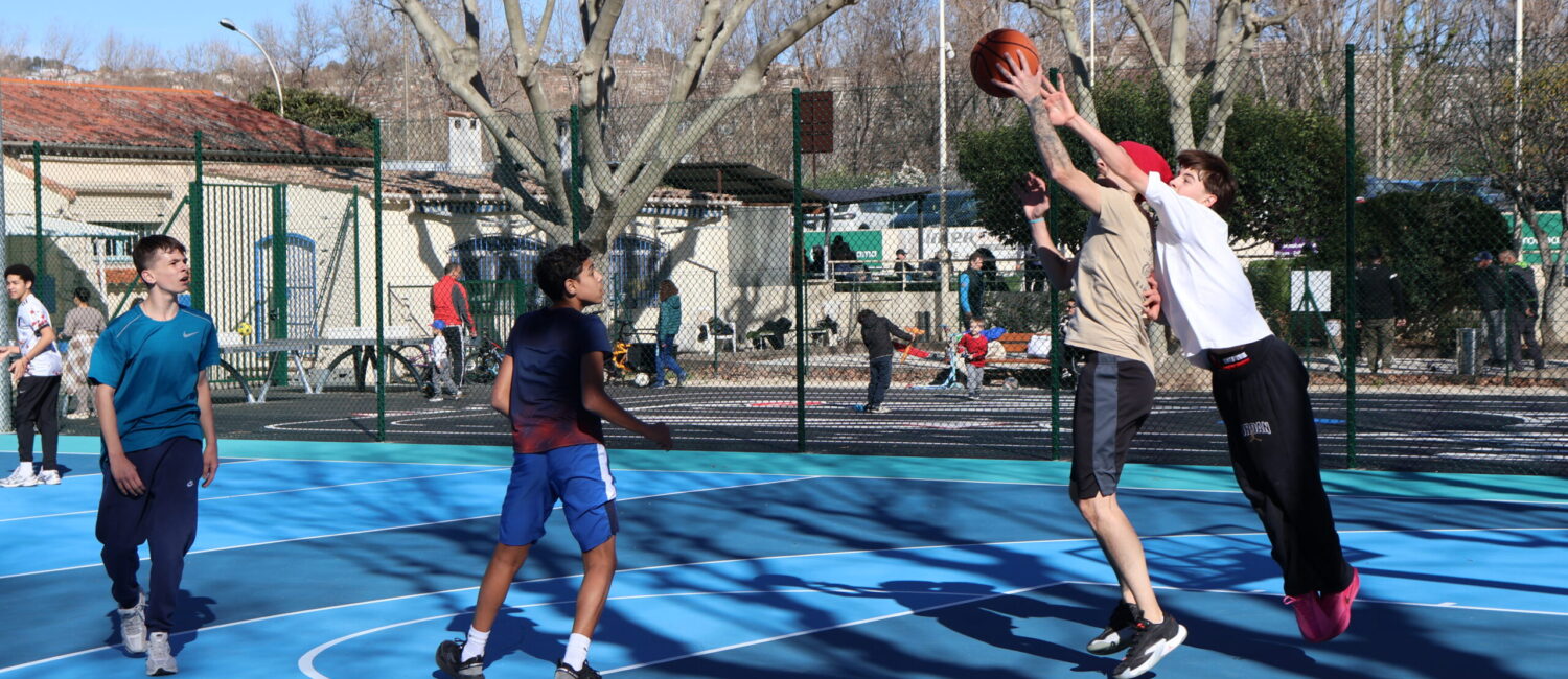 Personnes jouant au basket