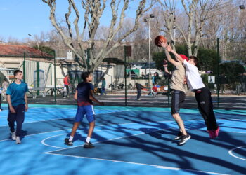 Personnes jouant au basket