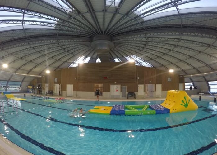 Structure gonflable à la piscine municipale de Saint-Laurent-du-Var.