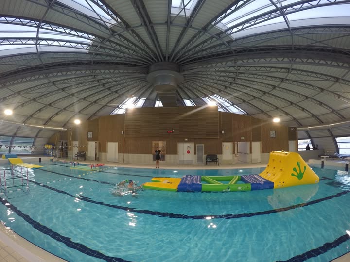 Structure gonflable à la piscine municipale de Saint-Laurent-du-Var.