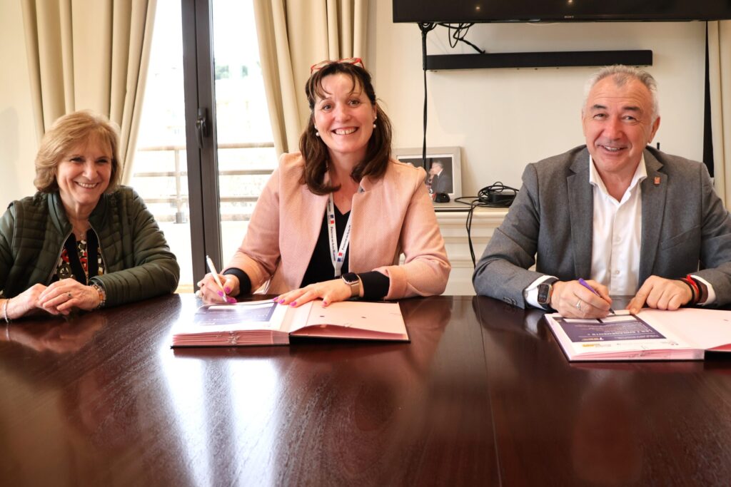 Signature de la charte Sécurité Routière avec le maire, l'adjointe aux ressources humaines et la représentante de la Sécurité Routière.