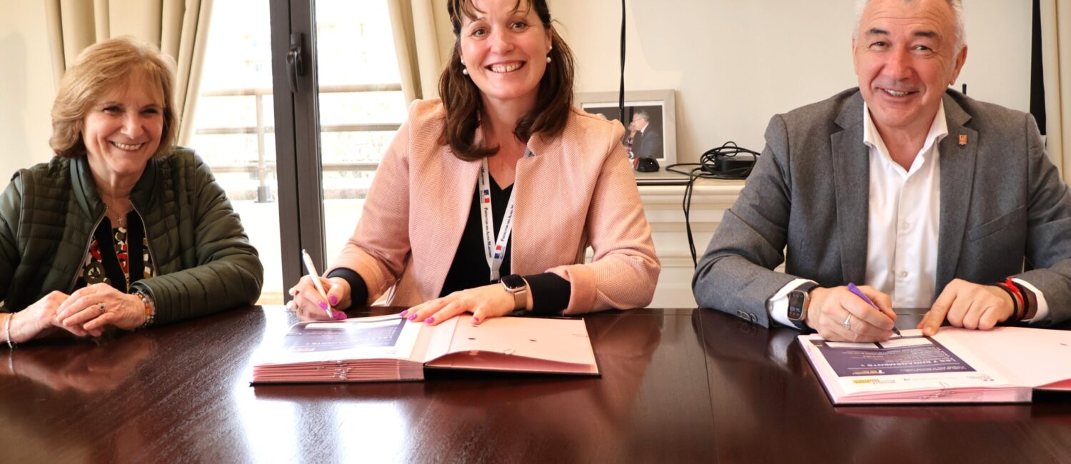 Signature de la charte Sécurité Routière avec le maire, l'adjointe aux ressources humaines et la représentante de la Sécurité Routière.