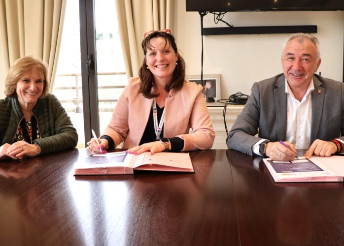 Signature de la charte Sécurité Routière avec le maire, l'adjointe aux ressources humaines et la représentante de la Sécurité Routière.