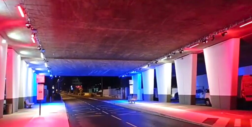 Eclairage sous le pont de l'autoroute A8.