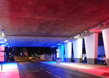 Eclairage sous le pont de l'autoroute A8.