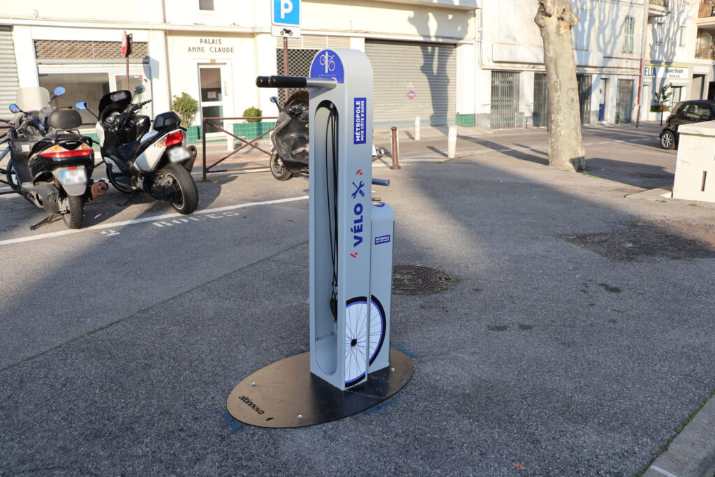Station de gonflage et de réparation pour vélos.