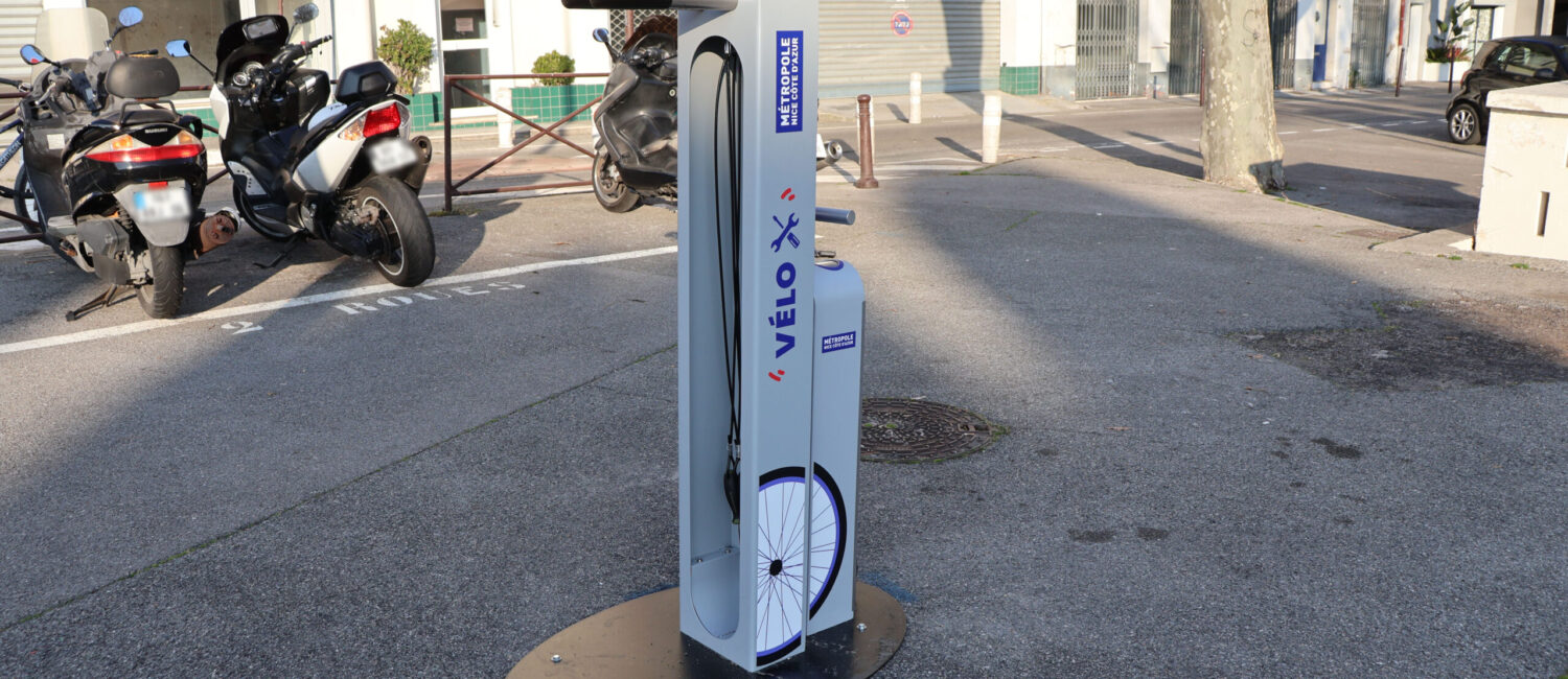 Station de gonflage et de réparation pour vélos.