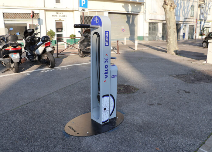 Station de gonflage et de réparation pour vélos.